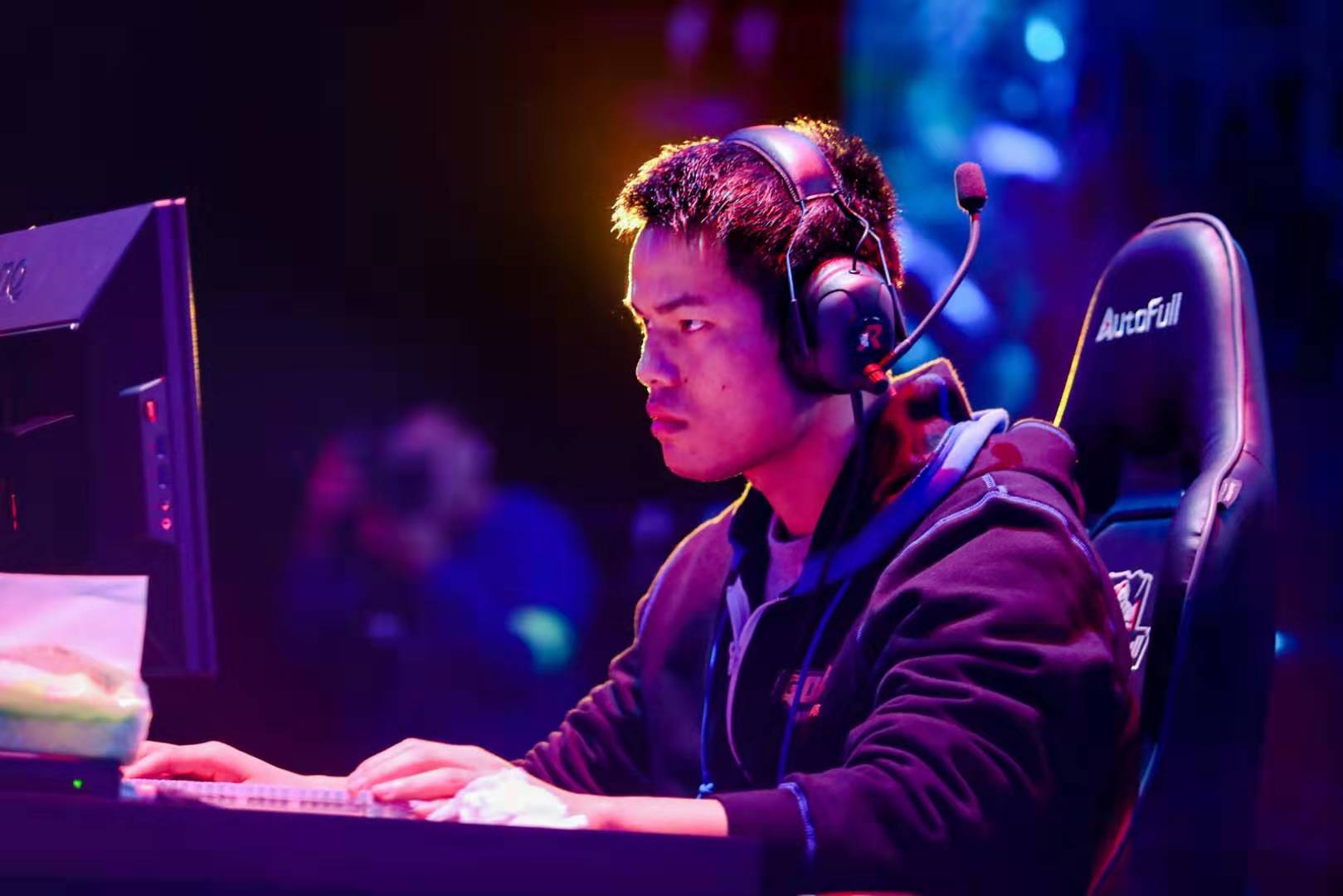 更决定了他 更决定了他